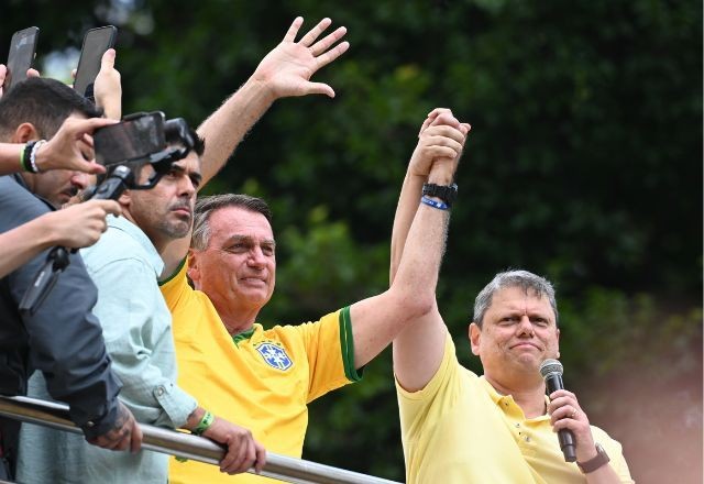 Imagem da noticia Tarcísio exalta governo Bolsonaro e diz que ex-presidente 'representa movimento'; Michelle ora