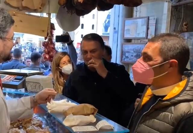 Em viagem à Itália, Bolsonaro é filmado comendo na rua