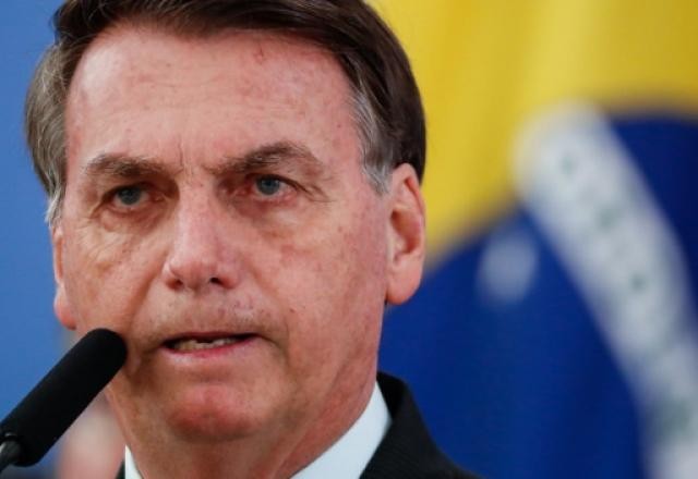 Imagem da noticia Carlos Bolsonaro posta foto do pai; perna com erisipela estaria se curando