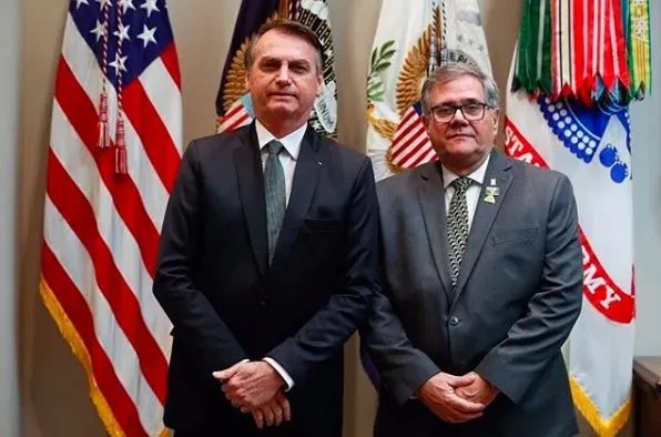Imagem da noticia Médico de Bolsonaro é apontado como funcionário fantasma em investigação da Apex