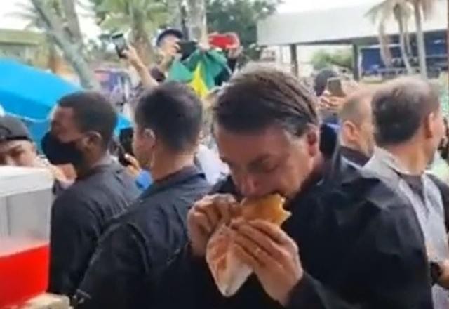 Bolsonaro come pastel e promove aglomeração no litoral paulista