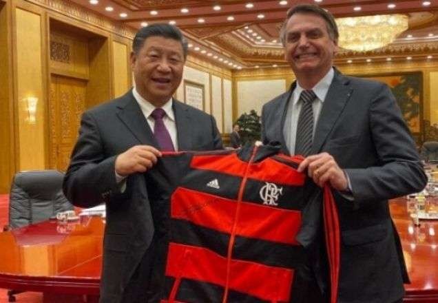 Bolsonaro dá agasalho do Flamengo ao presidente da China e garante torcida na final da Libertadores