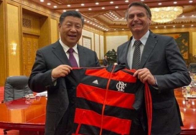 Imagem da noticia Bolsonaro dá agasalho do Flamengo ao presidente da China e garante torcida na final da Libertadores