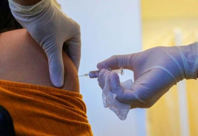 Bolsonaro libera R$ 20 bi para a compra de vacinas contra a covid-19