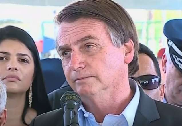 Imagem da noticia Bolsonaro diz que Greenwald "talvez pegue uma cana" no Brasil