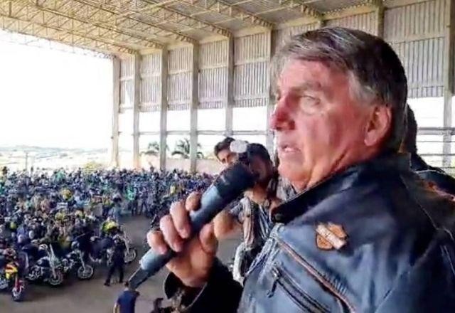 Bolsonaro critica acordo entre TSE e WhatsApp e diz que "não será cumprido"