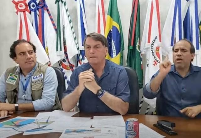 Imagem da noticia Bolsonaro chama CPI de "vexame" e diz que voltou a tomar cloroquina