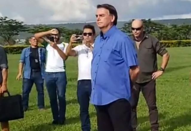 Imagem da noticia Bolsonaro rompe silêncio, diz que comanda militares e que "nada está perdido"