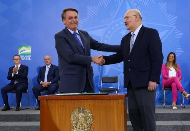 Imagem da noticia AGU pede que TSE arquive investigação contra Bolsonaro por denúncias no MEC
