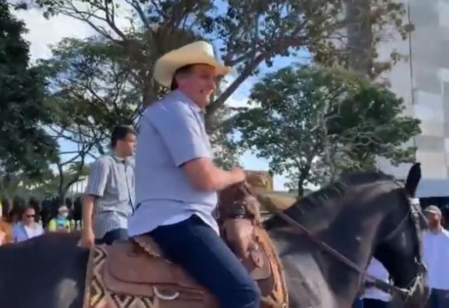 Imagem da noticia Bolsonaro chega a cavalo para participar de ato na Esplanada