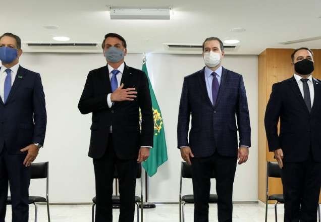 Bolsonaro fala "em dias melhores" para o Brasil após entendimento com demais poderes