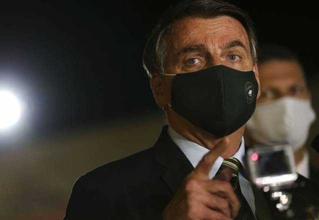 Bolsonaro ironiza membros do governo que usam máscaras: "Não adianta isso aí"