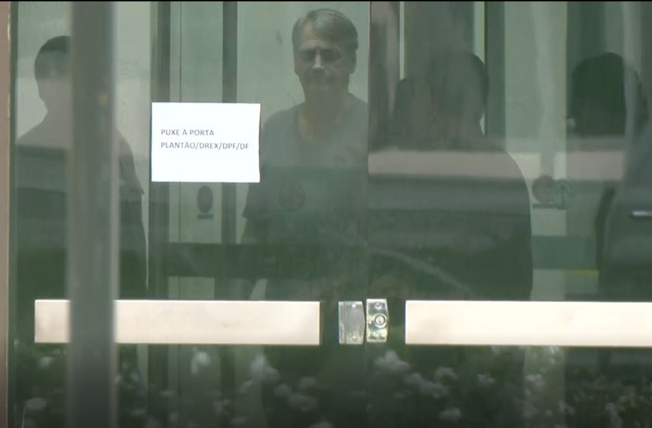 Imagem da noticia Condenado e preso, Bolsonaro seguirá recebendo R$ 100 mil em salário, aposentadoria e pensão
