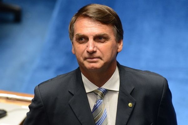 Bolsonaro recebe aliados em casa e faz campanha nas redes sociais