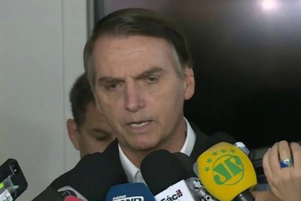 Imagem da noticia Bolsonaro tem cinco dias para explicar mensagens anti-PT via WhatsApp