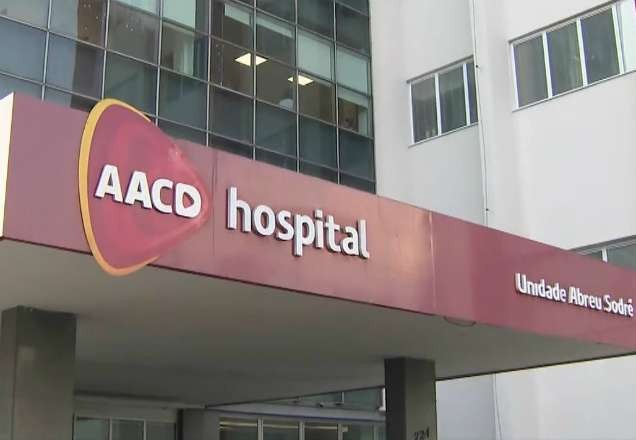 Bolsonaro visita garotinho internado em um hospital da AACD