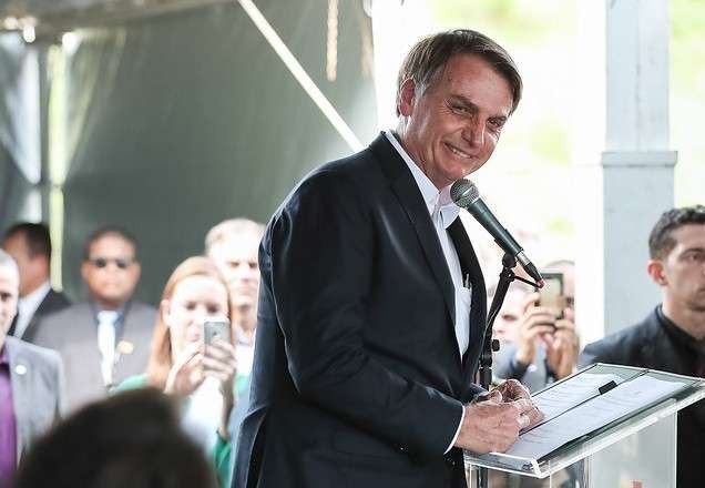 Bolsonaro visita ponte reformada com recurso federal em São Vicente