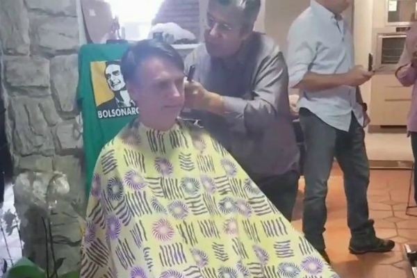 Bolsonaro visita bairro onde morava e corta o cabelo com antigo amigo