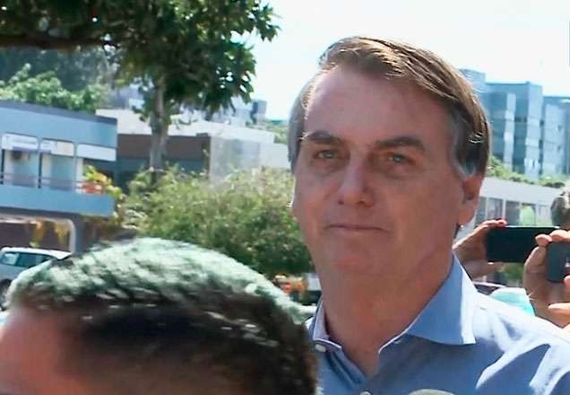 Bolsonaro visita comércio e apoiadores se aglomeraram para cumprimentá-lo