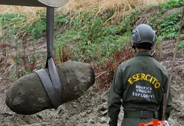 Imagem da noticia Bomba de 450 quilos da 2ª guerra é encontrada após rio secar
