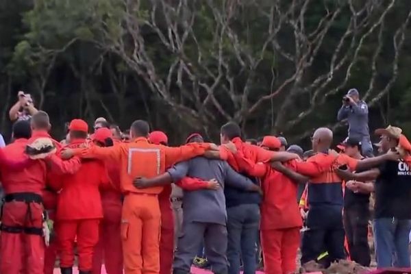 Bombeiros prestam homenagens às vítimas de Brumadinho