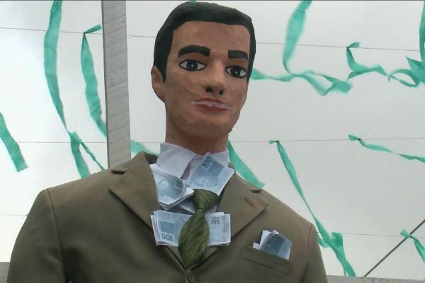 Imagem da noticia Boneco de político corrupto é malhado junto com Judas no Pará