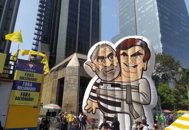 Imagem da noticia Bonecos de Lula e Bolsonaro entrelaçados são vistos em ato neste domingo