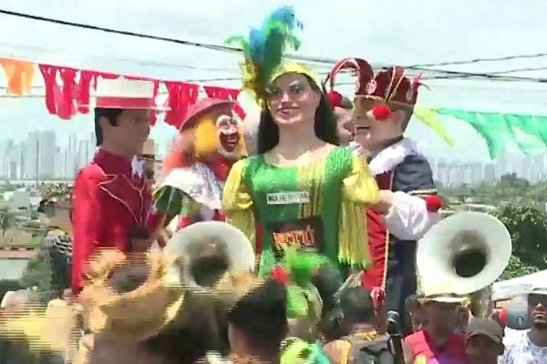 Bonecos gigantes animaram o último dia de Carnaval em Olinda