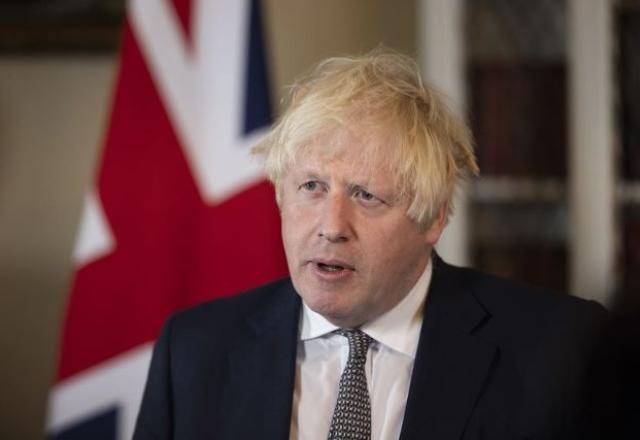 Boris Johnson diz que não vai recorrer à "imigração descontrolada" no Reino Unido