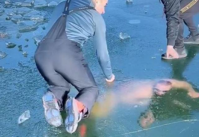 Imagem da noticia Vídeo: homem mergulha em lago congelado e fica preso sob o gelo