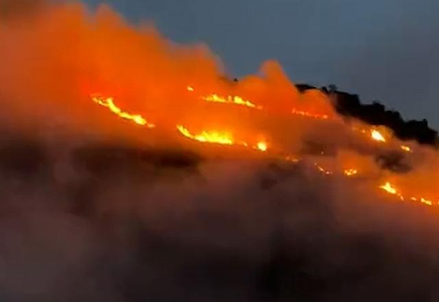 Imagem da noticia Incêndio que atinge mata próxima a Copacabana é controlado