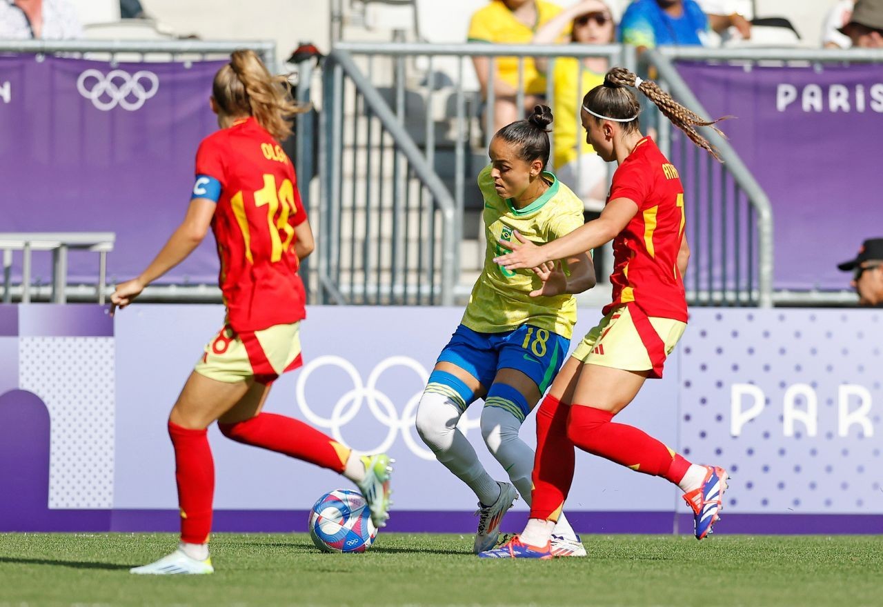 Seleção brasileira feminina é derrotada pela Espanha e se complica nas Olimpíadas