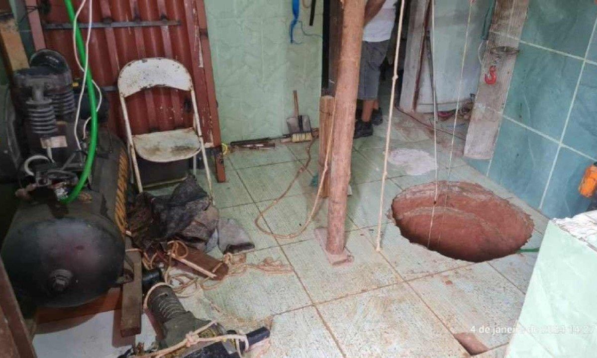 Idoso cava buraco de 40 metros em casa, escorrega e morre em MG