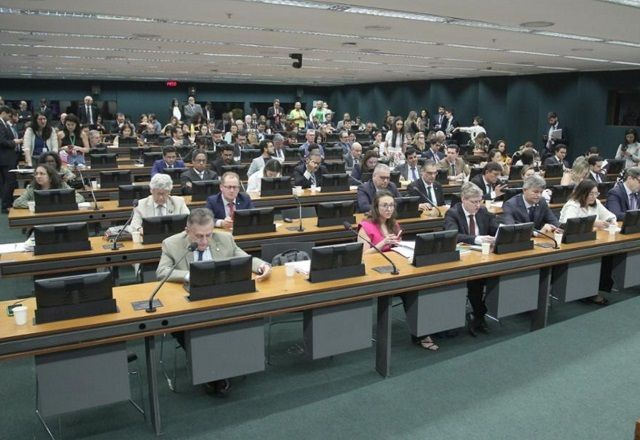 Imagem da noticia Comissão da Câmara adia votação de proposta que limita decisões no STF 