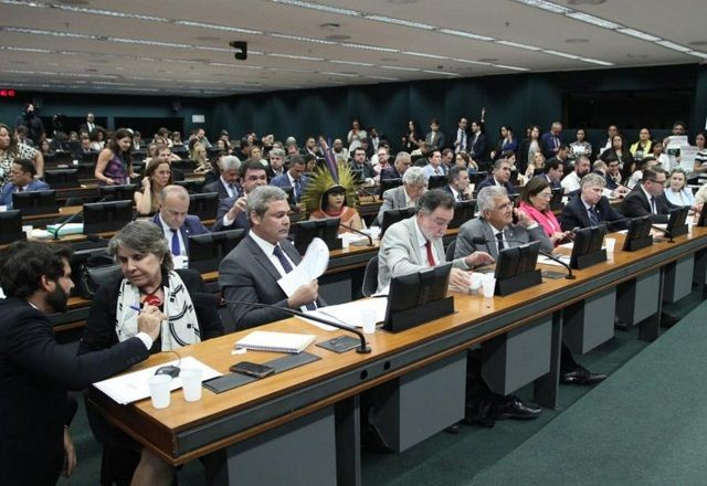 Imagem da noticia Atos de 8 de janeiro: Câmara adia votação de projeto que anistia condenados