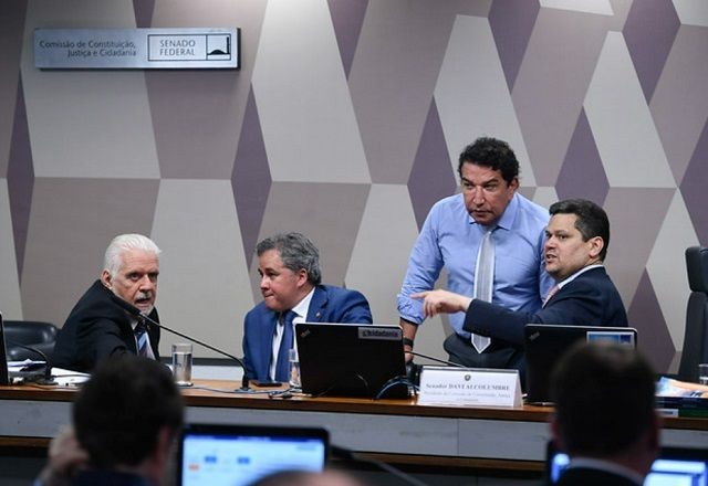Imagem da noticia CCJ do Senado aprova PEC que criminaliza porte de drogas; sessão foi marcada por recados ao STF