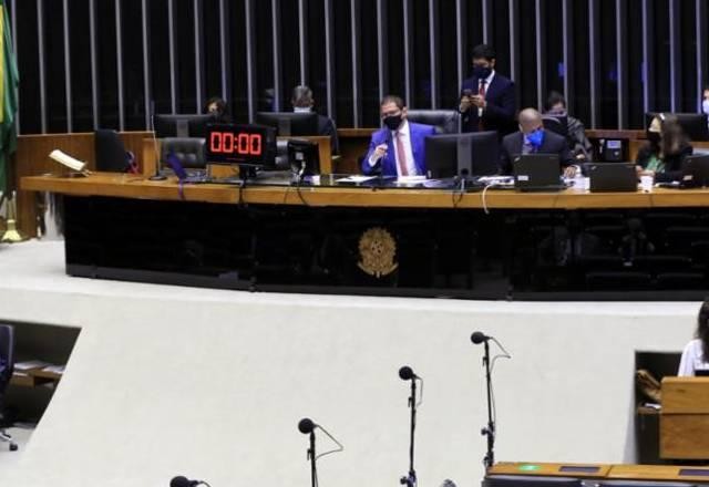 Imagem da noticia Câmara aprova projeto que criminaliza o "fura-fila" da vacinação