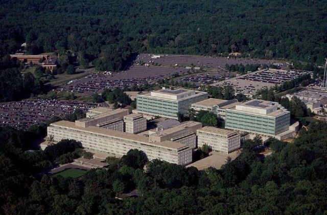 Imagem da noticia Seguranças disparam contra mulher que tentou invadir sede da CIA com carro