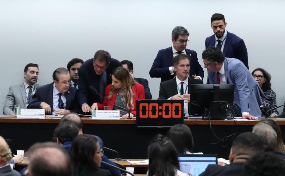 Imagem da noticia Comissão aprova Orçamento com fundo eleitoral turbinado e redução do PAC