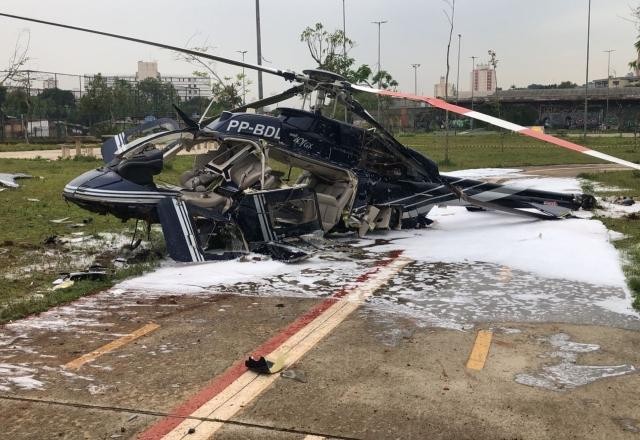 Helicóptero cai no parque Água Espraiada em São Paulo