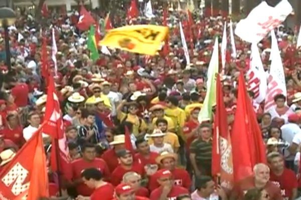 CUT e movimentos sociais fazem ato de apoio à presidente Dilma