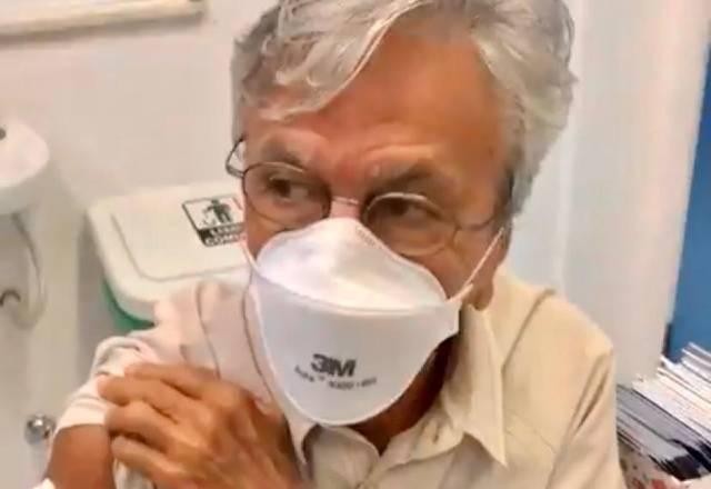 Caetano Veloso se vacina contra o novo coronavírus no Rio