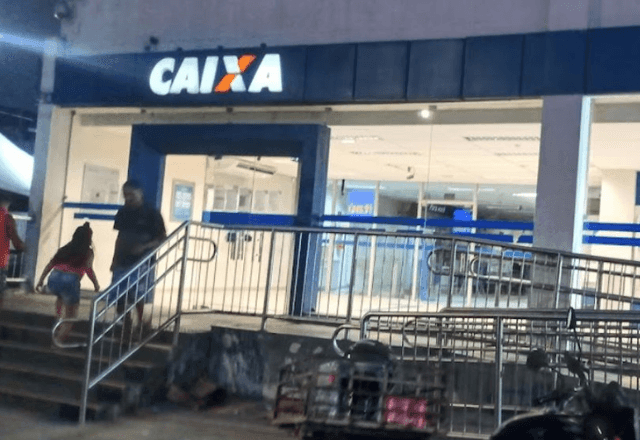 Imagem da noticia Na Paraíba, homem vai ao banco para sacar dinheiro à noite e fica trancado dentro da agência