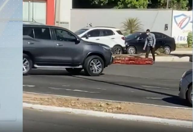 Imagem da noticia Caixão com corpo dentro cai de carro funerário no Piauí