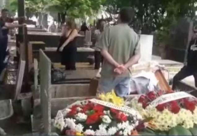Imagem da noticia Caixão desmonta durante sepultamento e família processa funerária
