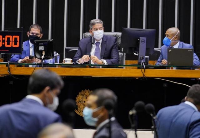 Câmara conclui 1º turno de PEC que prevê pagamento de auxílio