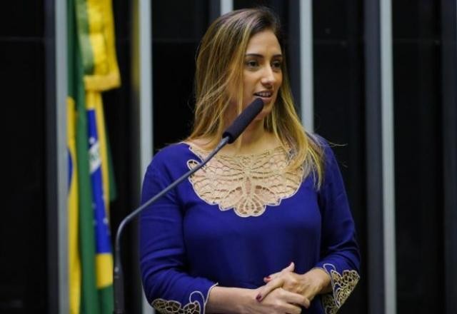 Imagem da noticia De personal trainer a ministra: saiba quem é Flávia Arruda