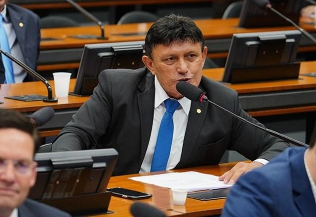 Imagem da noticia Deputado gasta R$ 22 mil da cota parlamentar em posto de empresária alvo da CPMI