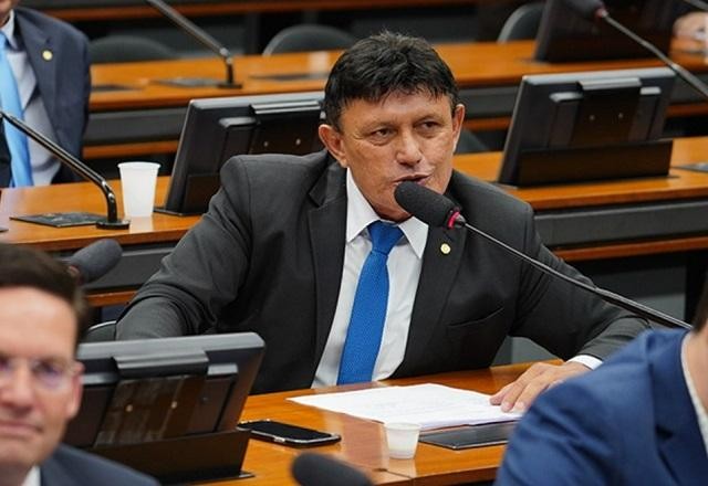 Deputado gasta R$ 22 mil da cota parlamentar em posto de empresária alvo da CPMI