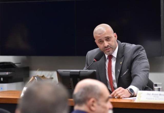 Imagem da noticia Justiça suspende repasse de recursos para campanha de Daniel Silveira